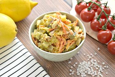 Вкусный, сытный и аппетитный салат Обжорка с курицей и солёным огурцом подаём к столу