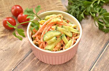 Салат из моркови, сыра и свежего огурца получился вкусным и сытным