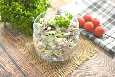 Вкусный и сочный салат из свежего огурца с колбасой и сыром получился сытным и аппетитным