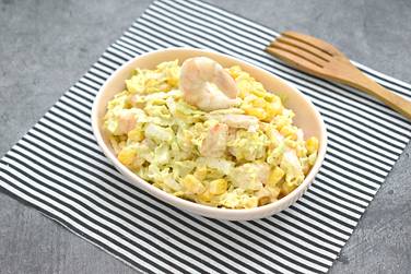 Вы можете варьировать ингредиенты по своему вкусу, добавляя в салат, например, авокадо или свежие овощи, что сделает блюдо ещё более разнообразным