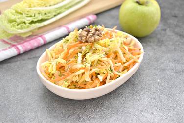 Салат из пекинской капусты с яблоком и грецкими орехами станет настоящей находкой для любителей здорового питания