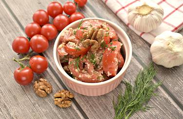 Наш изысканный и вкусный салат готов! Можно подавать его сразу к столу и наслаждаться новым блюдом