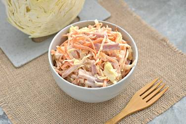 Салат из свежей капусты, моркови и копчёной грудинки можно подавать как самостоятельное угощение или в качестве гарнира к разным блюдам
