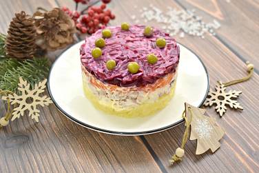 Салат «Курица под шубой» получился вкусным, сочным и аппетитным