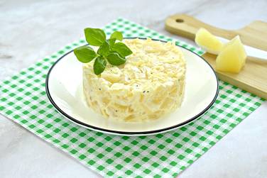 Украшаем салат с ананасами и сыром зеленью и угощаемся
