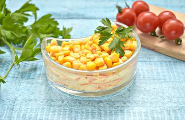 Подаём салат с морковью, сыром и кукурузой к столу