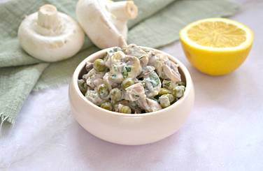 Салат с грибами, курицей и горошком получился вкусным и сытным