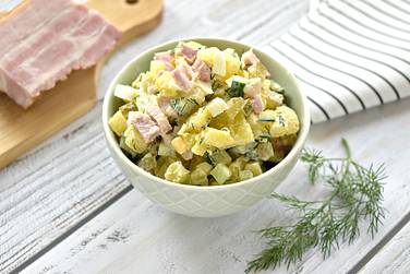 Салат с грудинкой и огурцами готов, можно сразу предлагать его к столу