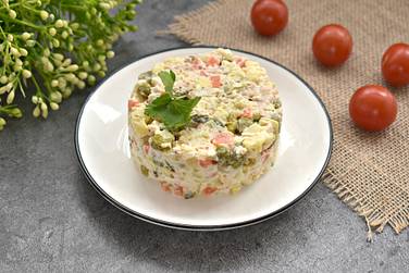 Салат с консервированной горбушей и овощами готов