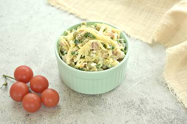 Салат с копчёной курицей, горошком и сыром получился аппетитным и вкусным