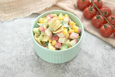 Вот так буквально за несколько минут можно приготовить вкусный салат из крабовых палочек с яичным блинчиком