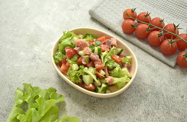 Салат с красной рыбой и болгарским перцем получился вкусным, аппетитным и сочным