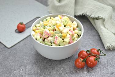 Ваш салат с кукурузой, крабовыми палочками и авокадо готов к подаче