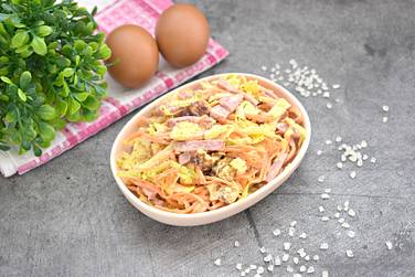 Ваш салат с омлетом, пекинской капустой и ветчиной готов