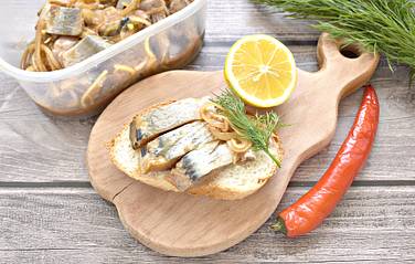 Вкусная пикантная закуска из селёдки готова