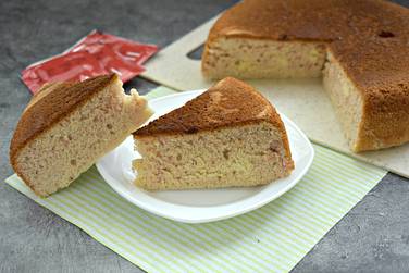 Шарлотка с джемом, приготовленная в мультиварке — это отличный способ побаловать себя и своих близких домашней выпечкой без лишних хлопот