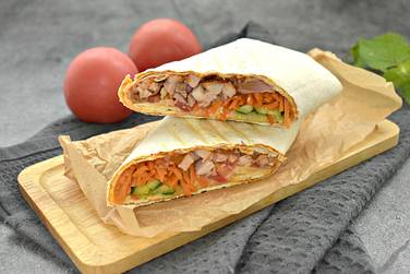 Шаурма с копчёной курицей и морковью по-корейски готова