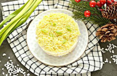 Аппетитный салат слоями с курицей, яблоком и сыром готов