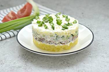 Салат с рыбными консервами, картошкой и свежим огурцом получился вкусным, сочным и аппетитным