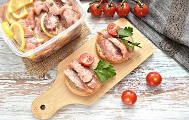 Вкусная солёная горбуша с лимоном готова
