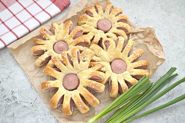 Вот такая вкусная и аппетитная выпечка из слоёного теста с сосисками у нас получилась