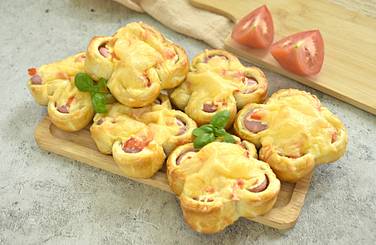 Сосиски в тесте с помидорами и сыром в духовке получились сытными, вкусными и аппетитными