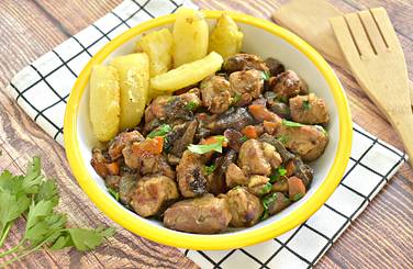 К столу свиную шейку, жаренную с луком и грибами, можно предложить с гарниром из картошки или в качестве самостоятельного блюда