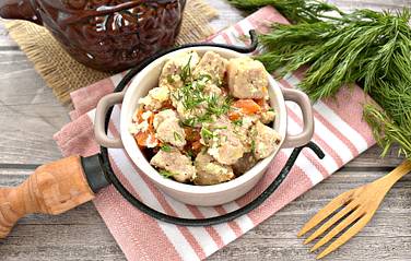 Сочную и вкусную свинину в горшочке подаём к столу вместе с зеленью