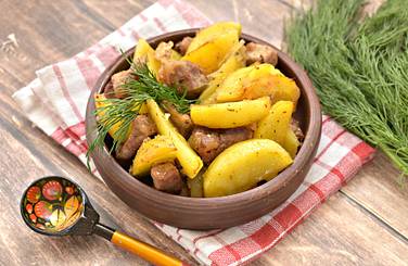 Запечённая свинина с картошкой в духовке получилась ароматной, вкусной и сытной