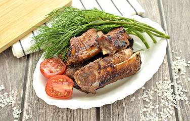 Ароматные, вкусные и пикантные свиные рёбрышки в духовке сразу подаём на стол