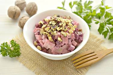 Сочная, полезная свёкла с яблоками и грецкими орехами получилась замечательной