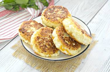 Домашние сырники с курагой получились мягкими, вкусными и аппетитными
