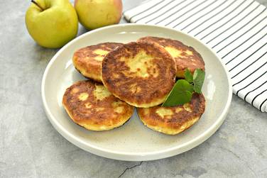 Сырники с яблоками и корицей готовы