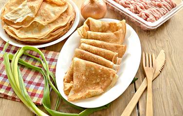 Вкусные блинчики, тесто для которых замешано на молоке и соде, подаём к столу