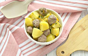 Сытная картошка, тушённая с фрикадельками, получилась вкусной и сочной