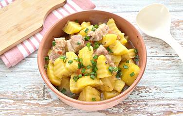 Вкусная, сытная, мягкая тушёная картошка с грудинкой в мультиварке готова
