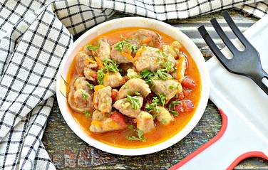 Вкусная и сочная свинина с помидорами приготовилась