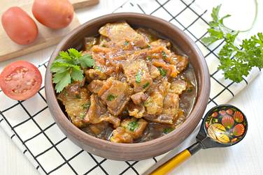 Тушёная свиная грудинка с овощами получилась сочной, вкусной и аппетитной