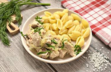 Тушёная свинина в кефире на сковороде получилась сочной, мягкой и вкусной
