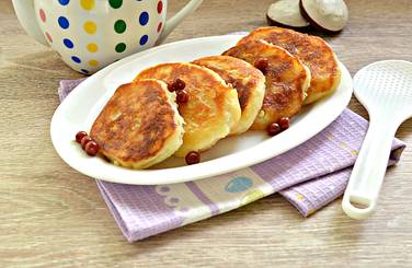 Сырники, приготовленные в мультиварке, подаём к столу