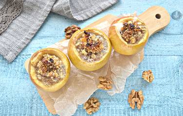 Вкусный десерт из запечённых яблок с мёдом и орехами подаём к столу