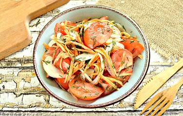 Вкусная пикантная закуска из помидоров с морковкой готова