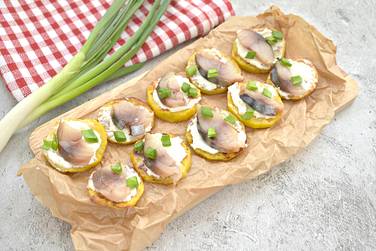 Закуска из картошки с копчёной скумбрией получилась вкусной, сытной и аппетитной