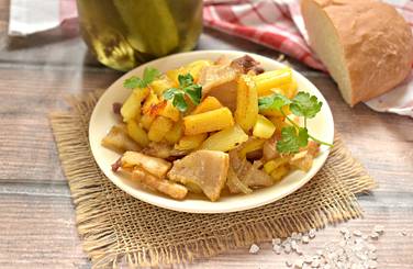 Вкусную жареную картошку со шкварками сразу горячей подаём на стол