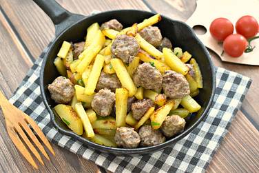 Жареная картошка с фрикадельками получилась вкусной, сытной и аппетитной
