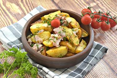 Жареный молодой картофель с беконом и зеленью получился очень сытным, вкусным и ароматным