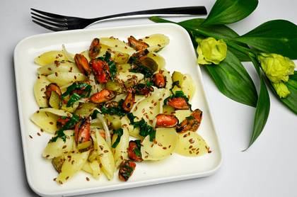 Салат с макаронами-ракушками, мидиями, шпинатом и огурцами