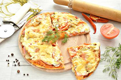 Пицца с ветчиной, сыром и соленым огурцом