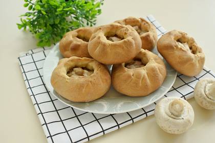 Беляши из слоёного теста с курицей и грибами