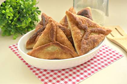 Беляши с фаршем из слоёного теста на сковороде
